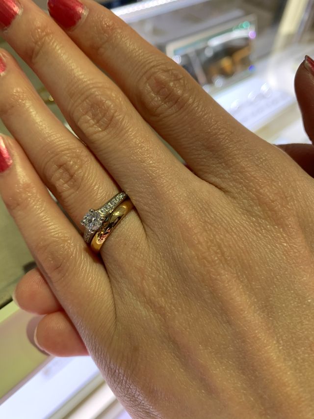 ロマンス0.4と結婚指輪の重ね付け