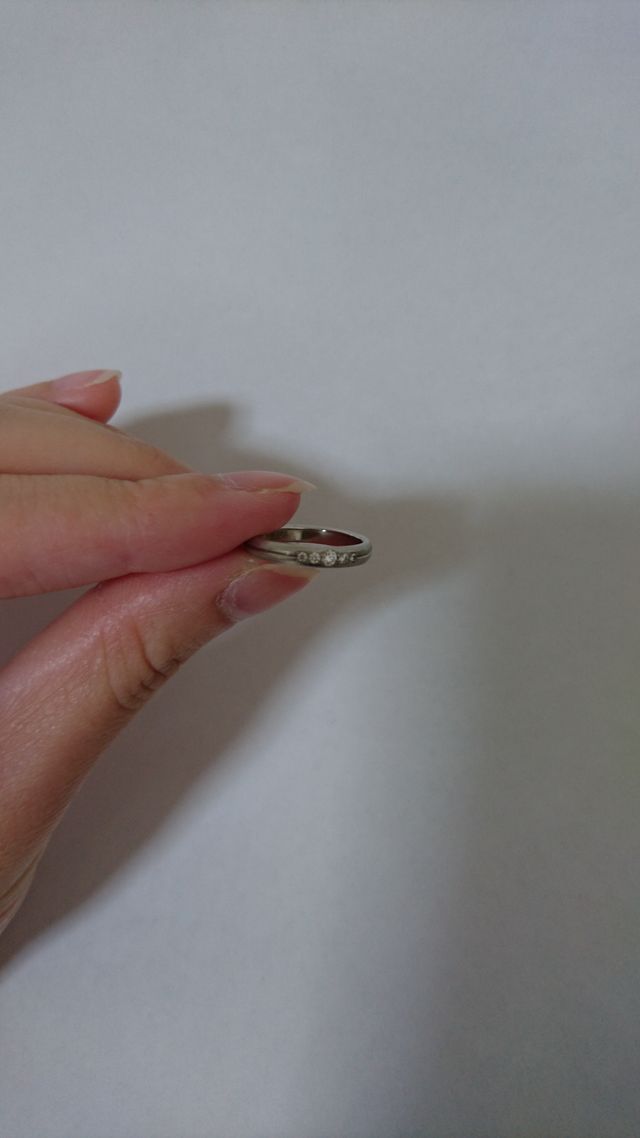 暗闇でもとても綺麗に輝くダイヤです。