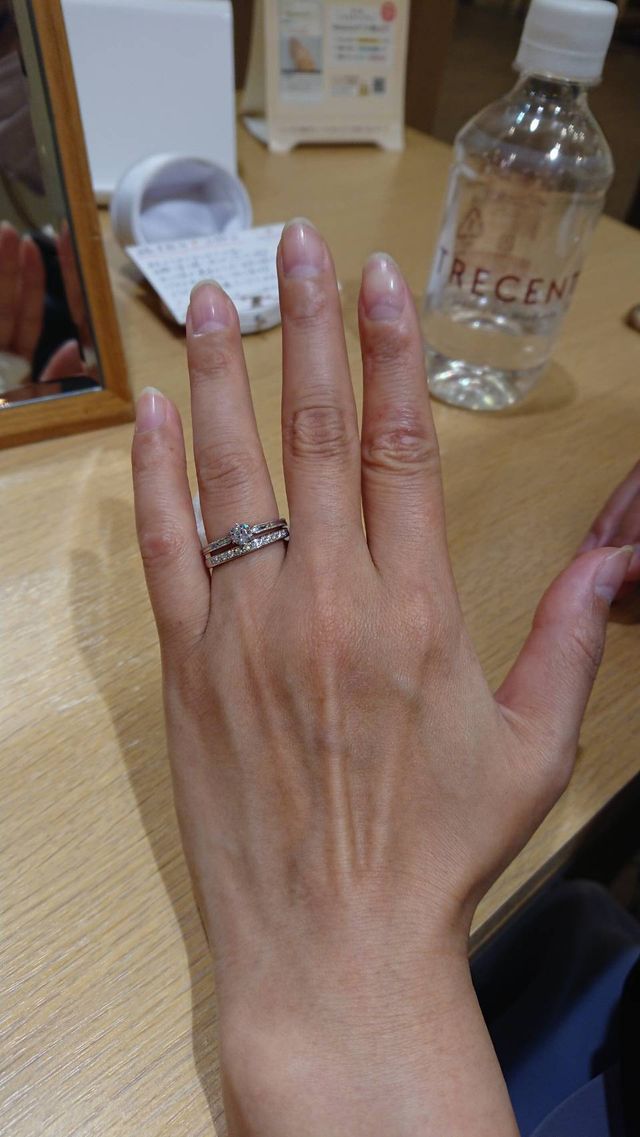 エンゲージリングとマリッジリングの重ね付けです。