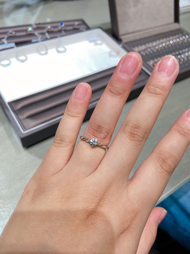 試着用には人工石がついていました
デザインがとても可愛いです