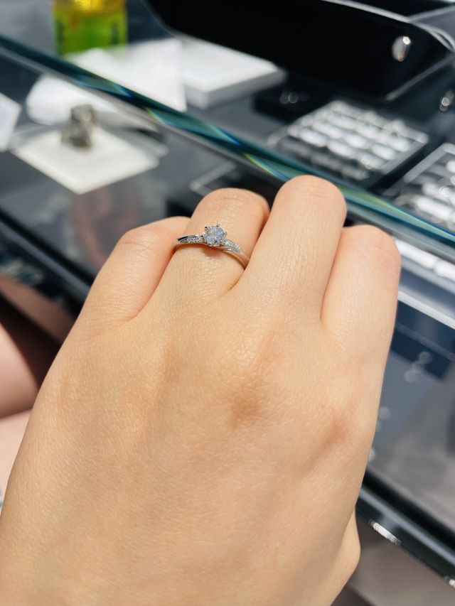 ウェーブのデザインと
ダイアの輝きが気に入りました