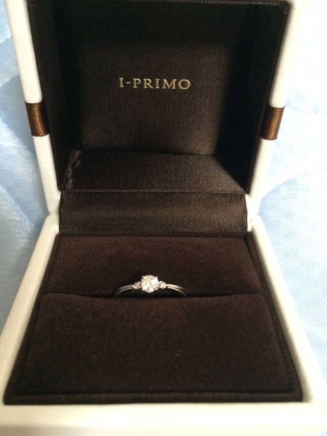 両サイドのダイヤをピンクダイヤモンドに変更しました。