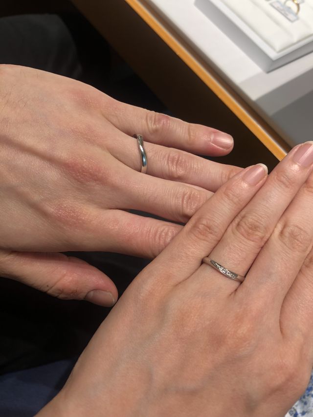 右側女性用
Ｕ字のダイヤモンド5石
