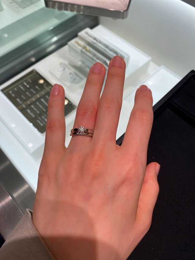 同じブランドの婚約指輪と重ね付け