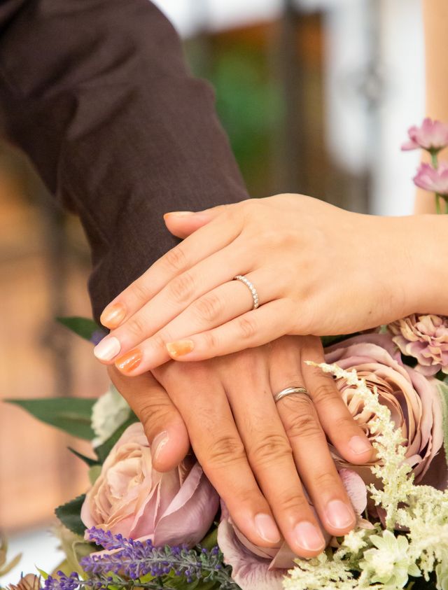 結婚式の前撮りで指輪の写真も撮ってもらいました。