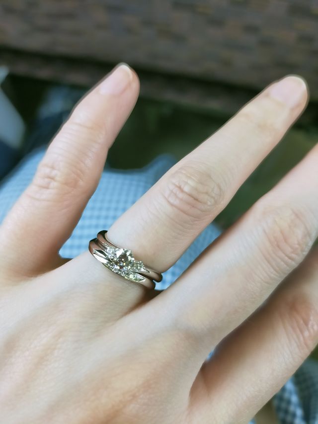 婚約指輪と結婚指輪の女性用のセットリングです