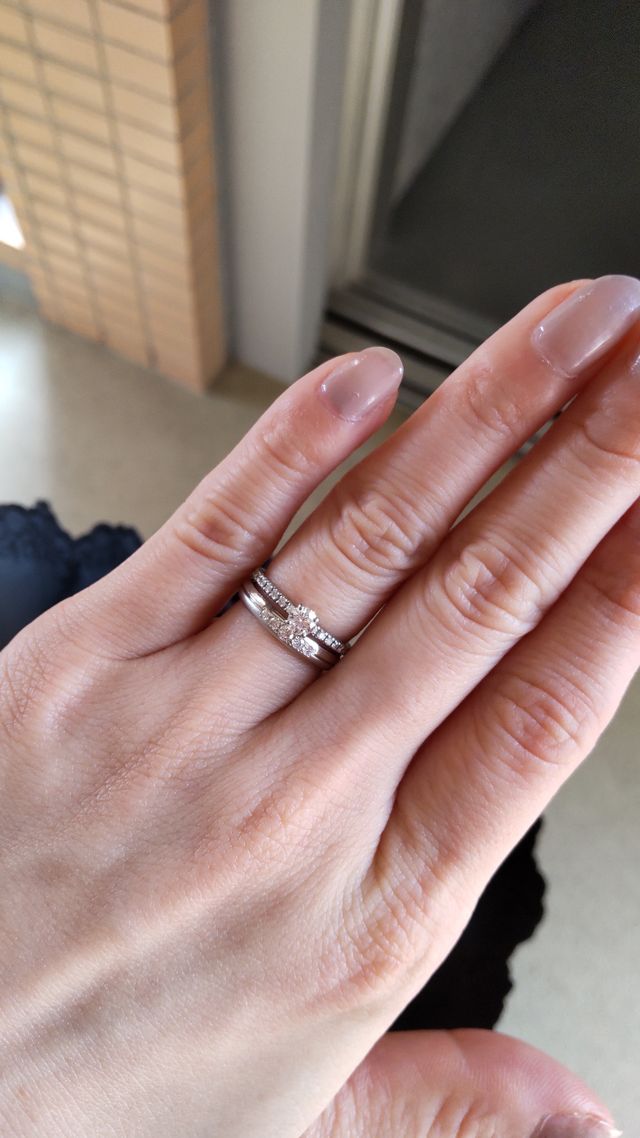 旦那さんが贈ってくれた婚約指輪と重ねてもすごく可愛いです。