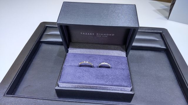 センターラインを境に光沢と艶消し加工が施されたデザインです。