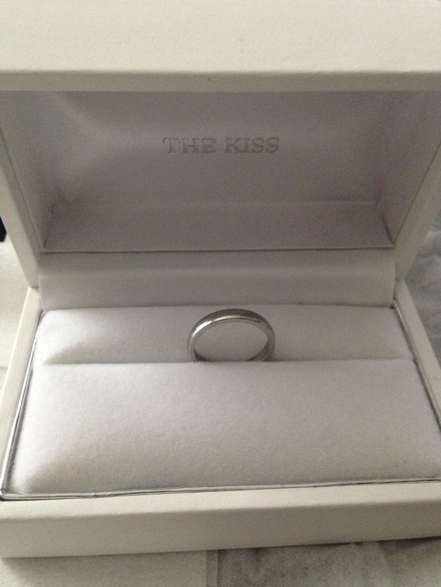 夫の指輪と一緒に入っていました。