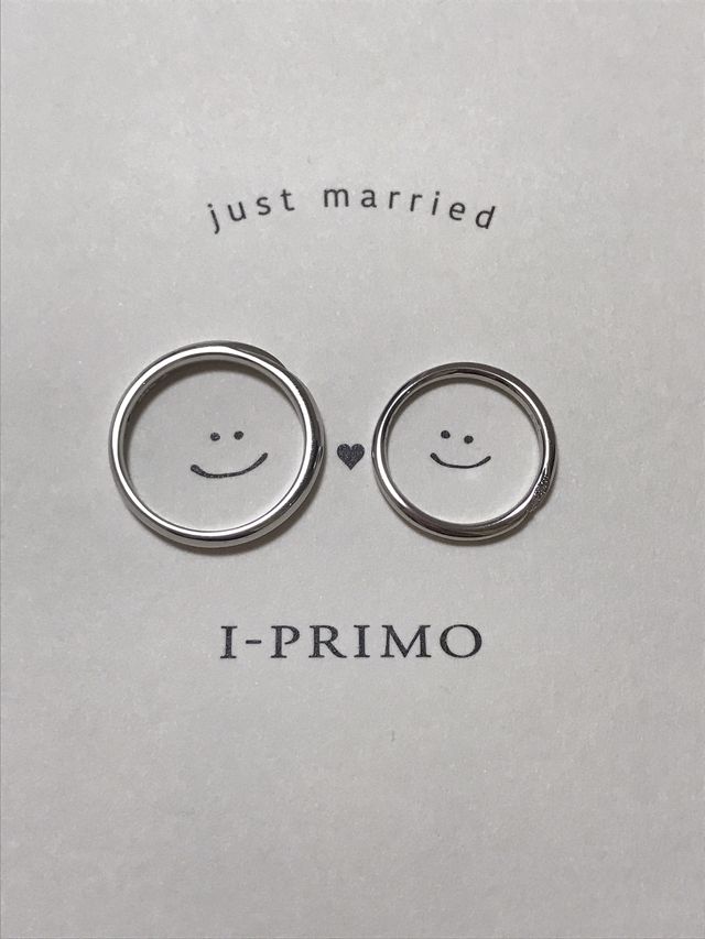 お互いの誕生石を指輪の裏に入れてもらいました。