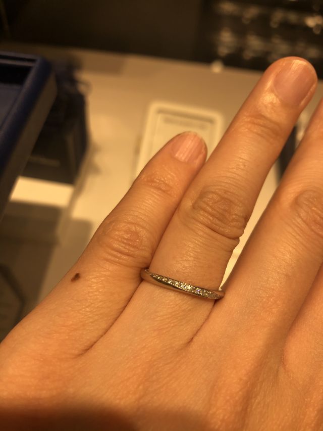 細身でダイヤモンドが斜めに入っているデザインです。