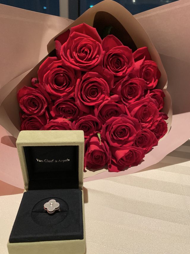 ヴァンクリの王道アルハンブラです。期待以上の可愛さでした。