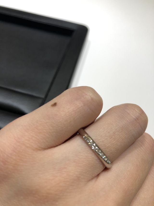 ダイヤモンドが斜めに入っているデザインです