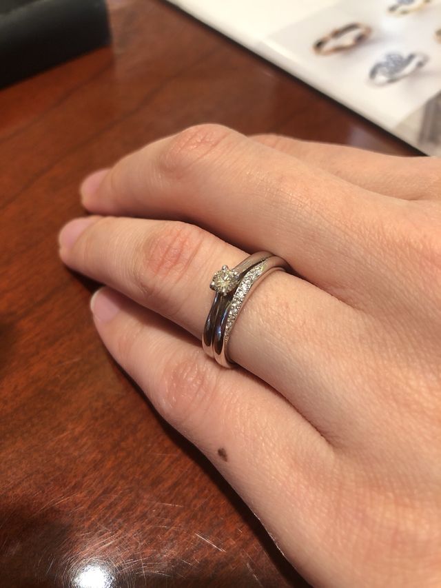 ダイヤモンドが斜めに入った結婚指輪です