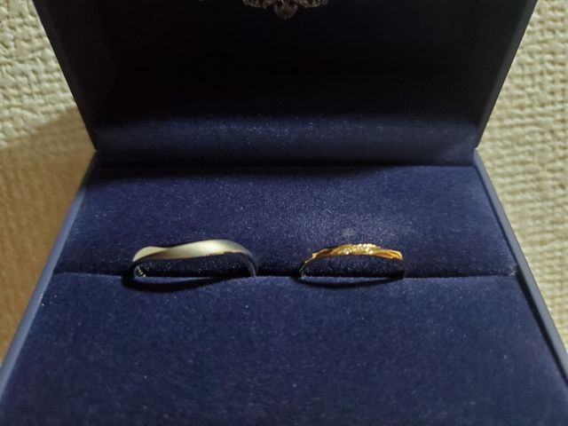 メンズの方は別ブランドですが、真ん中にダイヤが3つあります。