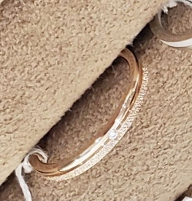 ピンクゴールドのダイヤ入りバージョン。