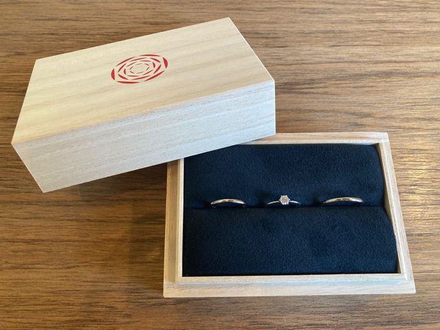 結婚指輪と婚約指輪です