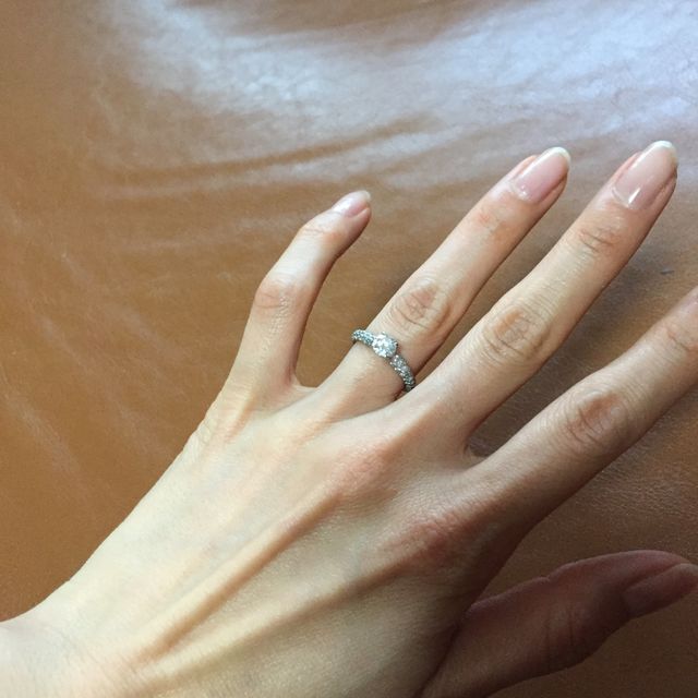 結婚指輪以外の指輪とも合わせやすいです。