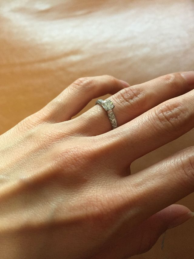 0.5カラットのダイヤモンドとパヴェダイヤのリングです。