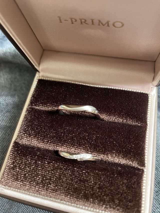 上側の指輪です。