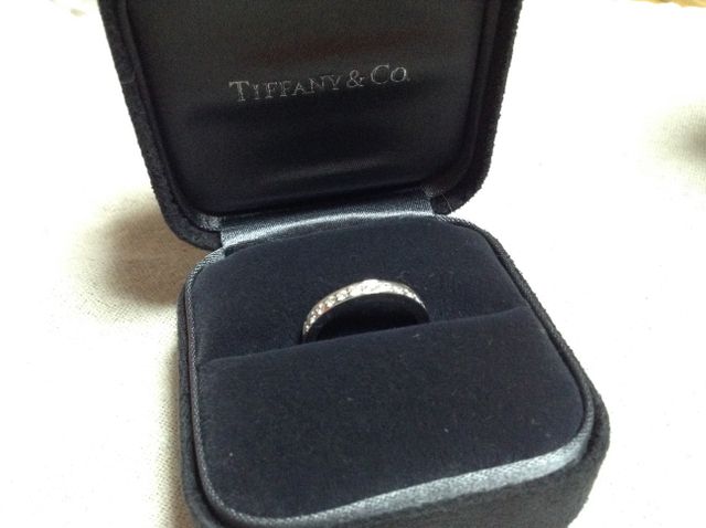 付いてきたケースと一緒に撮影しました。