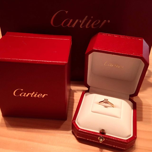 カルティエで購入。18金の一粒ダイヤの立て爪