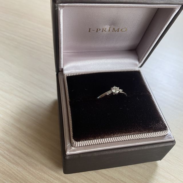 アステローペの婚約指輪です。指輪の箱の配色まで完璧です。