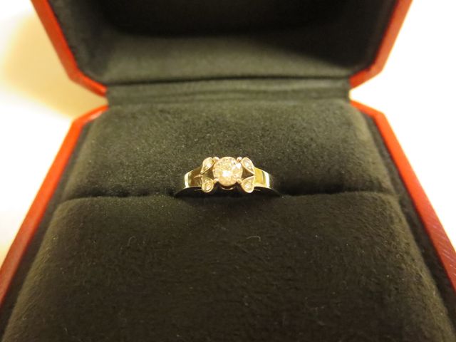 大きいダイヤの周りに小さいダイヤが４つついています