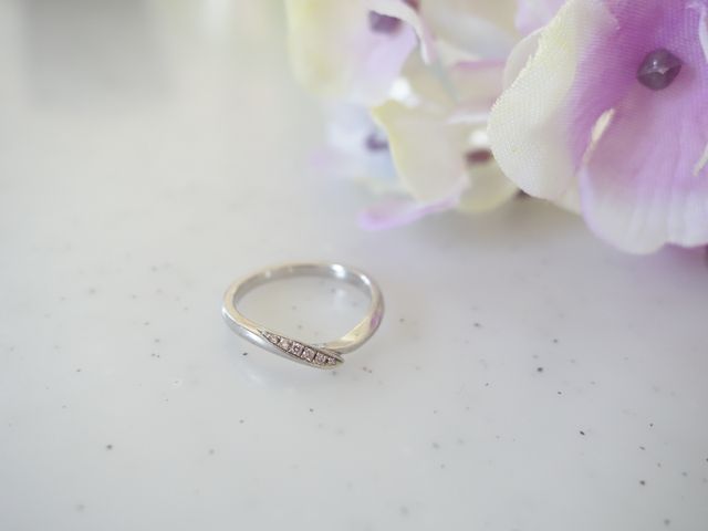 ピンクダイヤが埋め込まれているNIWAKAの初桜です。