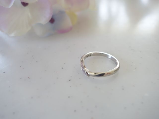 NIWAKAの初桜です。ピンクダイヤが埋め込まれています。