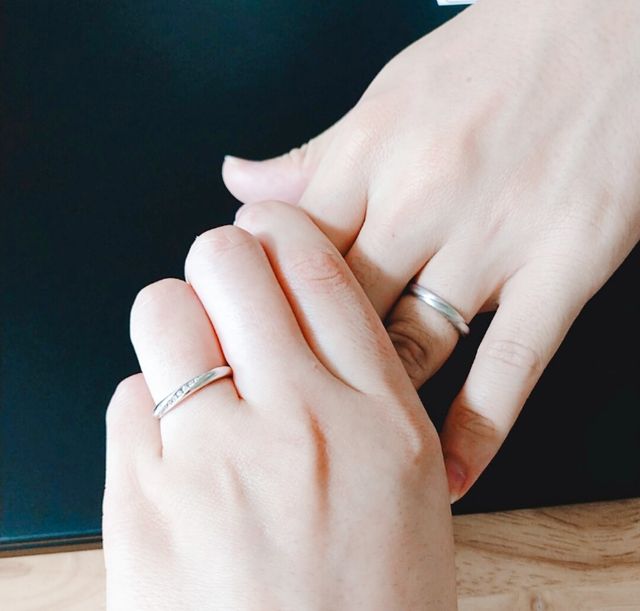 メンズはヘアライン仕上げ、レディースは鏡面仕上げです。