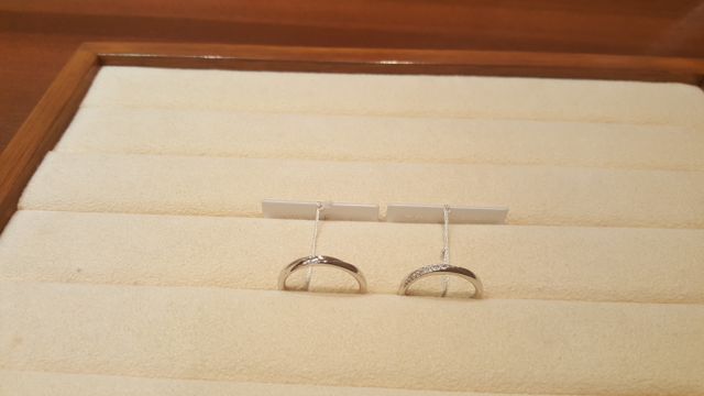 斜めにメレダイヤが入っています。男性は艶消し加工です。