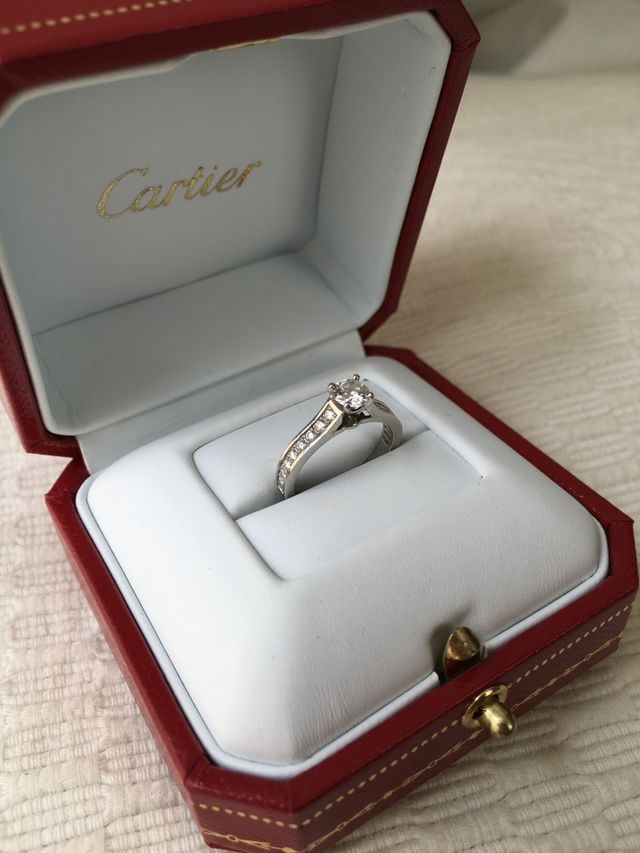 プラチナの立て爪、周囲に小さなダイヤが散りばめられています。