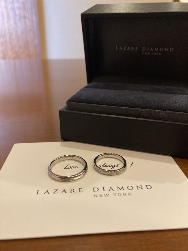 ラザールで購入した時にもらった紙に指輪を置いた写真