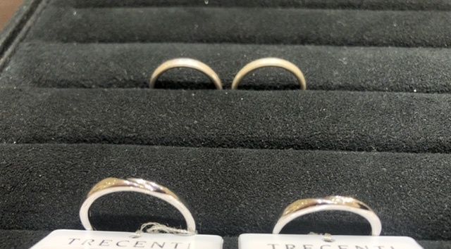 １つだけダイヤが入ったストレート形状の指輪です。