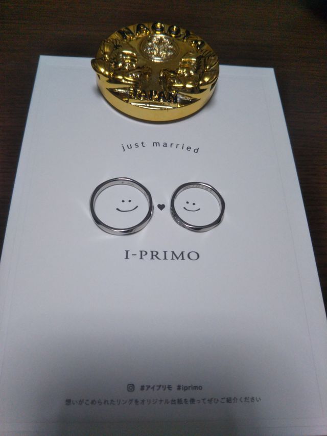 撮影用の台紙を頂き、購入した指輪を乗せて、記念撮影しました。