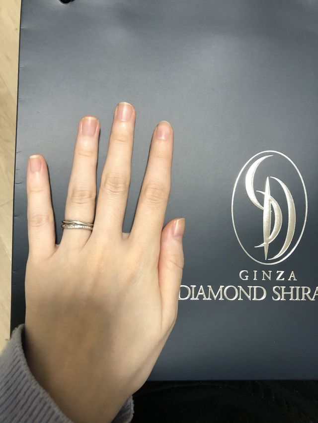 婚約指輪との重ねづけ。下が結婚指輪です。