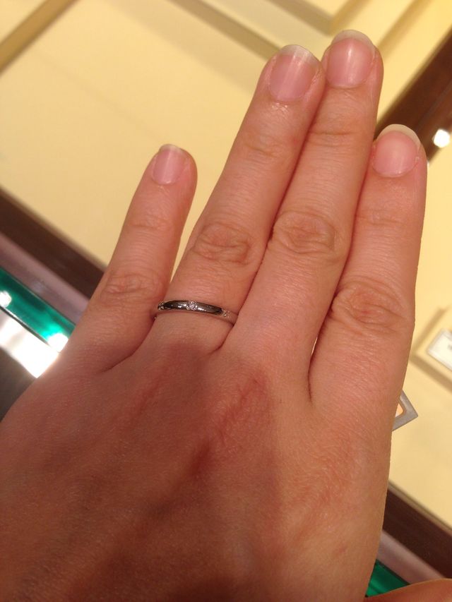 1粒ダイアと左右に花柄