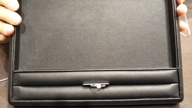 フローラという花びら型の婚約指輪を購入しました。