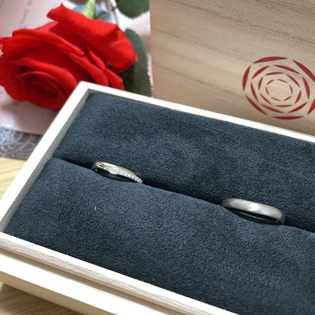 ピンクゴールドのラインが入っていて、赤い糸を意味するそうです