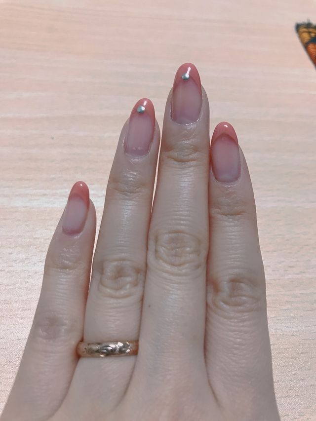 サイズは4.5号、3mm幅で指が細い手にも映えるデザイン