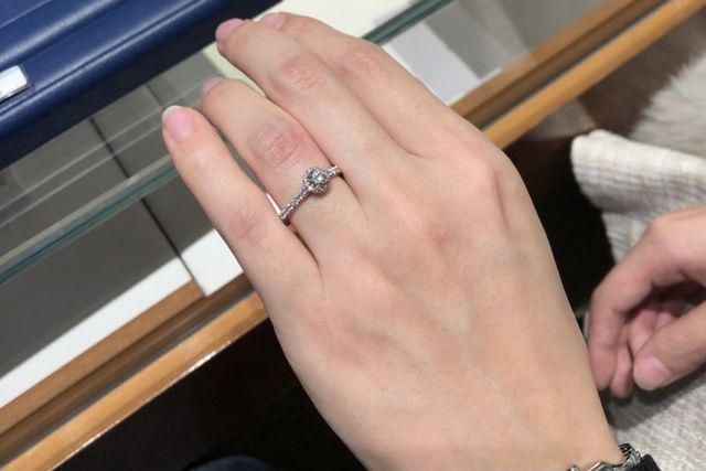 センターダイヤは0.3カラット程度です。