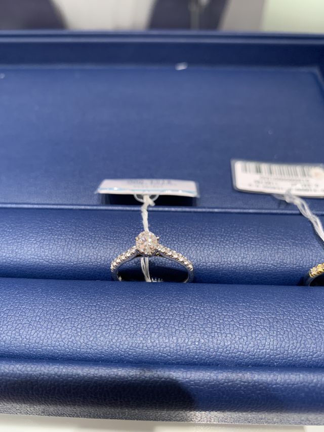 気に入ったリングとダイヤを組み合わせてみせてもらえます