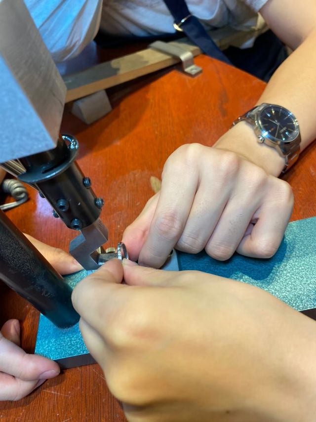 刻印を自分たちで入れます。少しズレたのも、良い味です