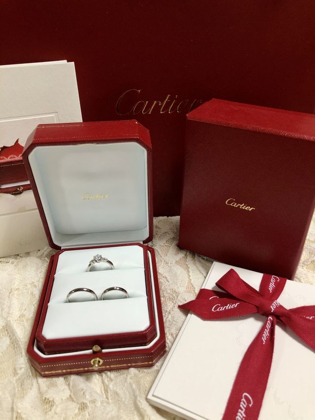 結婚指輪(手前の2つ)がカルティエのものです