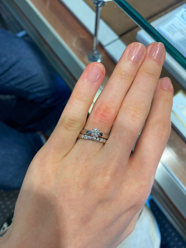 下の指輪です（上は他ブランドの婚約指輪）