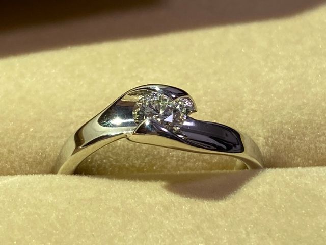 0.2カラットのダイヤモンドを使用した婚約指輪です。