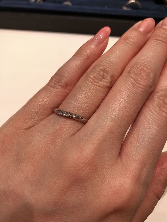 4℃オリジナルのウェーブで、ダイヤの輝きが綺麗。