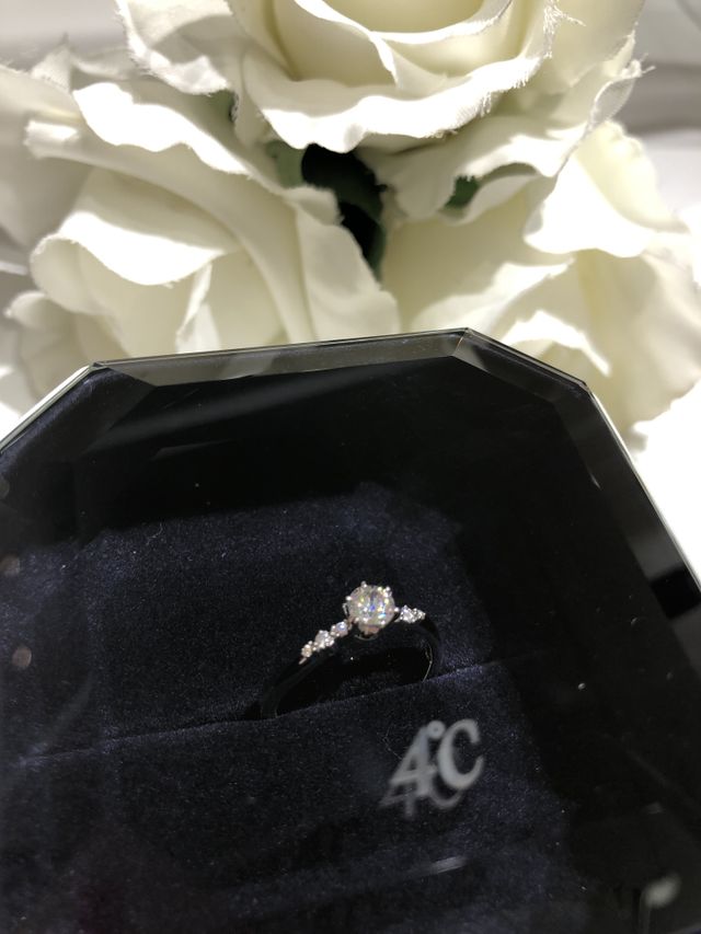 結婚指輪とのセットリングで素敵なものを選んでもらいました。