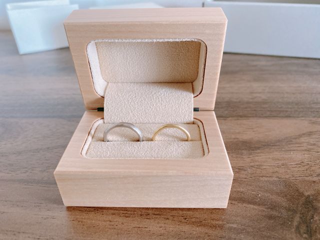 何度も試着し、2人とも指にフィットしやすい八角形にしました。